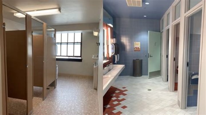 Do UIC dorms have bathrooms?