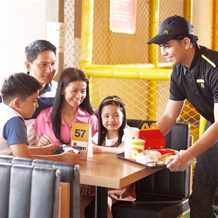 How do you deal with a rude customer at mcdonalds?