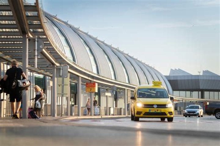 How long does it take from Budapest airport to city Centre?