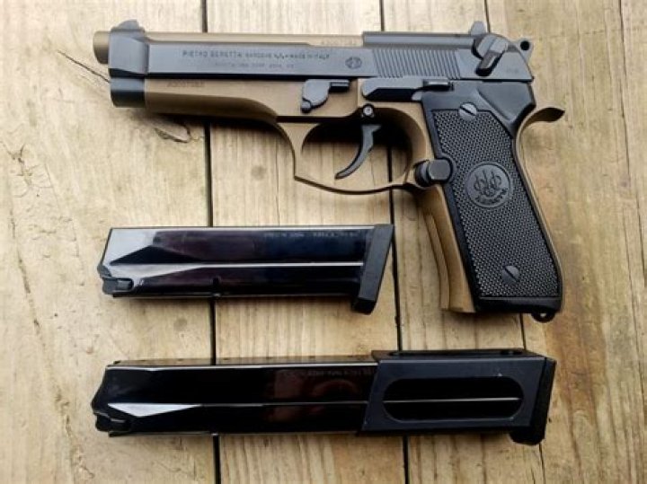 How many rounds does a Beretta 92fs magazine hold?