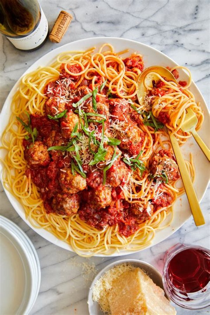 How much is a plate of spaghetti and meatballs at Olive Garden?